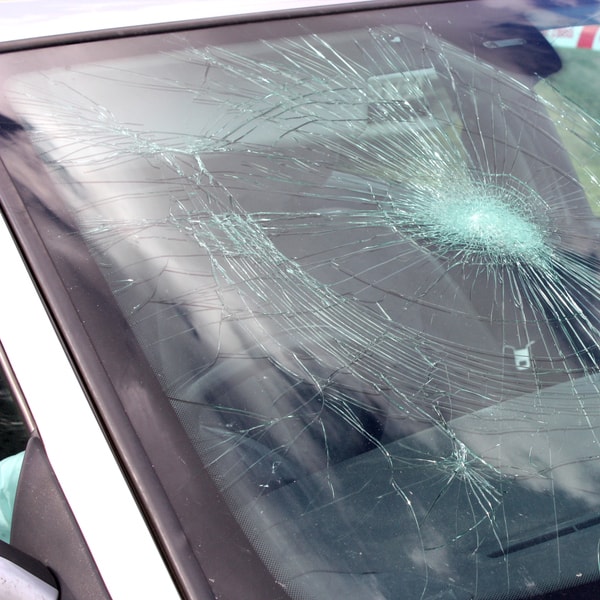 what auto glass replacement tech to call and what does it cost to fix windshield 